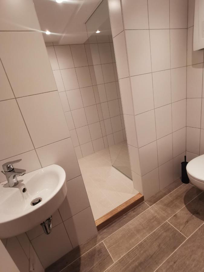 Monteurzimmer / Im Souterrain Neukoelln * Berlijn
